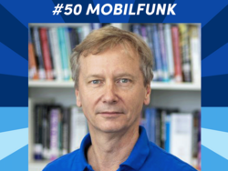 You see a headshot of Gerhard Fettweis in front of a bookshelf. This headshot is surrounded by a frame in different shades of blue. Above the headshot within the frame the text says #50 Mobilfunk. Under the headshot it says "mit Gerhard Fettweis (TU Dresden). 