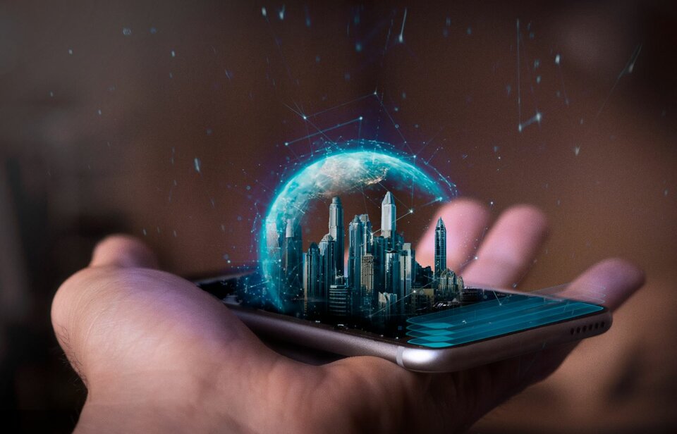 Credit: HQuality/Shutterstock.com ein Smartphone liegt auf einer flachen Hand, es zeigt das Hologramm einer modernen Stadt, die von einer bläulichen Kuppel geschützt wird